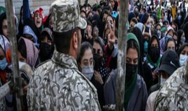 فیلم لحظه پاشیدن اسپری فلفل روی صورت زنان