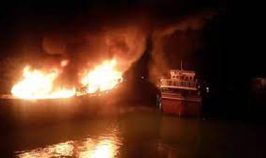 یک فروند لنج صیادی در آتش سوخت