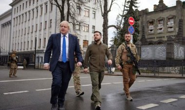 فیلم قدم زدن جنجالی بوریس جانسون و زلنسکی در خیابان‌های کی‌یف