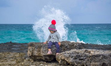 دریا یکشنبه و دوشنبه در بنادر مرکزی هرمزگان مواج و متلاطم است