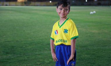 آرزوی کودک مبتلا به سرطان در زمین فوتبال آبادان برآورده شد