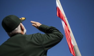 اهتزاز بلندترین پرچم خوش نقش جمهوری اسلامی در قشم