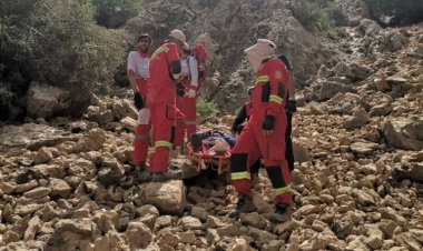 عملیات آتش نشانان شیراز برای نجات کوهنورد مصدوم در تنگ سرخ