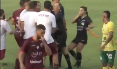 ببینید | حرکت غیرورزشی سرمربی برزیلی روی کمک داور زن