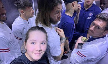 سلفی غیرمنتظره یک دختر با ستاره‌های فوتبال در آسانسور