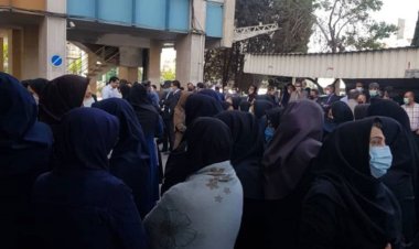 تجمع اعتراضی کارکنان وزارت کار در محوطه این وزارتخانه