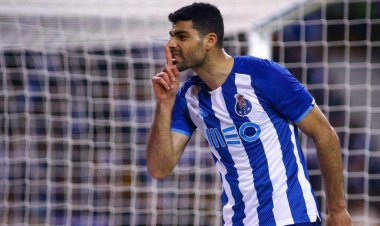 ببینید | افطار طارمی در میانه‌ی بازی