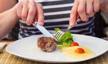 ساعت ۷ شام بخورید تا بیشتر عمر ‌کنید