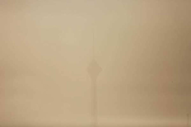 عکس/  برج میلاد در هوای خاکی تهران محو شد!