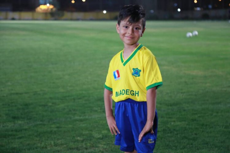 آرزوی کودک مبتلا به سرطان در زمین فوتبال آبادان برآورده شد