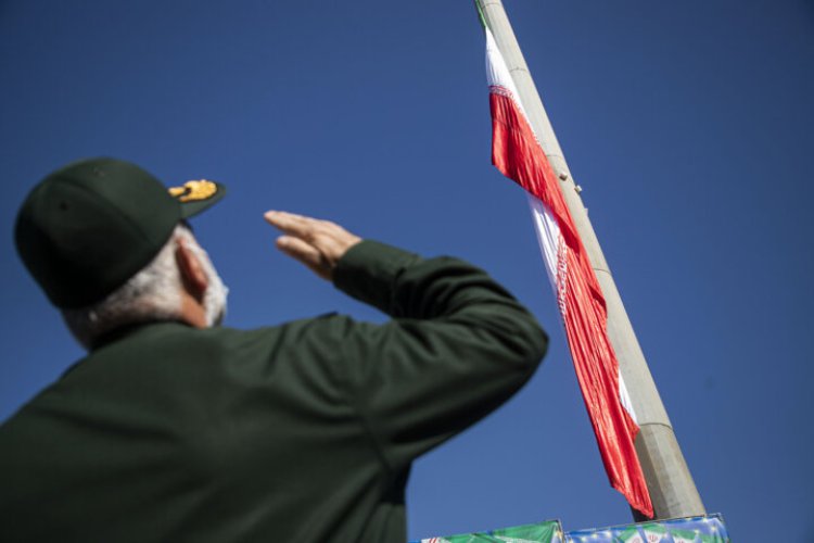 اهتزاز بلندترین پرچم خوش نقش جمهوری اسلامی در قشم