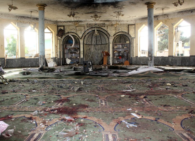 ببینید؛ وقوع انفجار در بزرگترین مسجد کابل