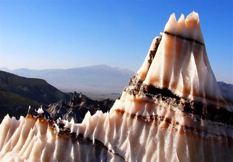 کوه نمک بوشهر در دست انداز جاده و تابلوی راهنما