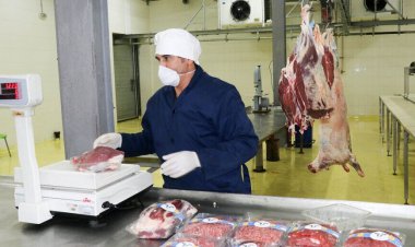 فرماندار اهواز خواستار برخورد جدی با  کم  فروشان و گرانفروشان