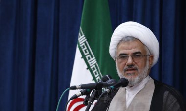 امام جمعه هرمزگان: دشمن به دنبال شرطی کردن اقتصاد ایران است/منتظر برجام نمی‌مانیم