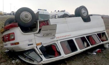 واژگونی مینی‌بوس در لرستان ۱۸ مصدوم برجای گذاشت