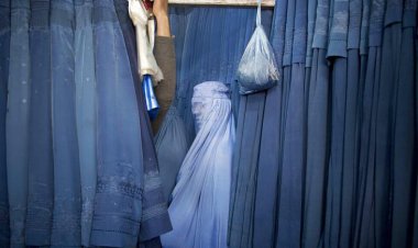 رهبر طالبان: زنان افغانستان باید برقع بپوشند