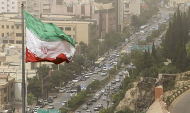 باد شدید و گرد و غبار در راه فارس است