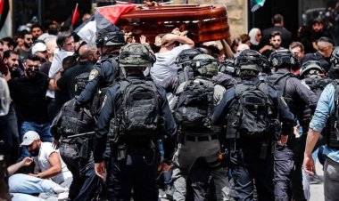 ببینید | حمله پلیس رژیم صهیونیستی به مراسم تشییع شیرین ابوعاقله