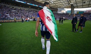 طارمی با پرچم ایران در جشن قهرمانی پورتو