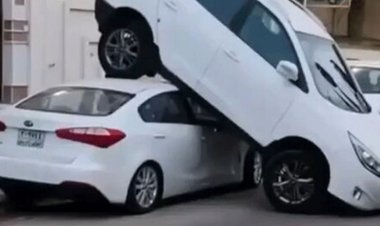 تصادف عجیب| بالا رفتن توسان روی سقف سراتو با دنده عقب!