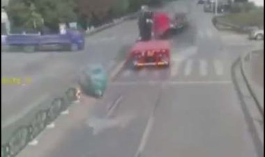 ببینید | لحظه هولناک سقوط شیشه روی سر موتورسوار