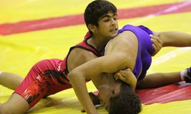 نشان طلای ملی بر گردن کشتی گیر فارسی