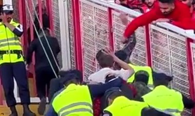 استقبال از گل‌محمدی با پرتاب بطری