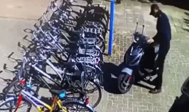 ببینید | لحظه فرود آمدن چوب خدا بر سر موتورسوار بدجنس!