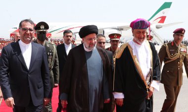 استقبال سلطان عمان از آیت‌الله رئیسی در فرودگاه مسقط