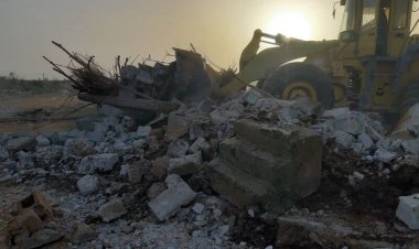 ساختمان های قدیمی یک روستای مرودشت برای پیشگیری از سالک تخریب شد