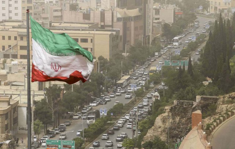 باد شدید و گرد و غبار در راه فارس است