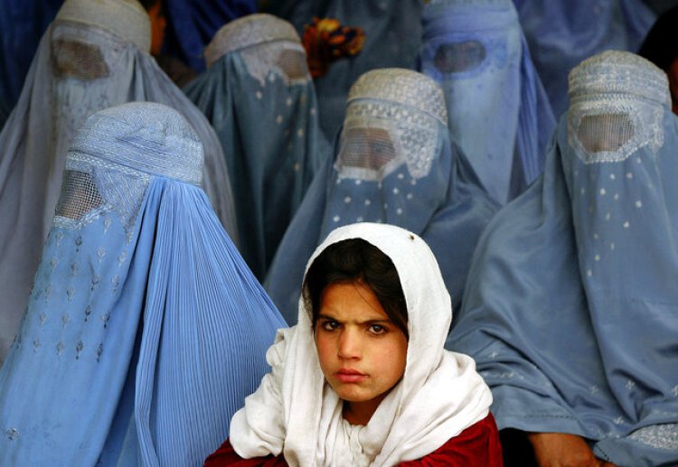 دستور طالبان : مجریان زن صورت‌شان را بپوشانند