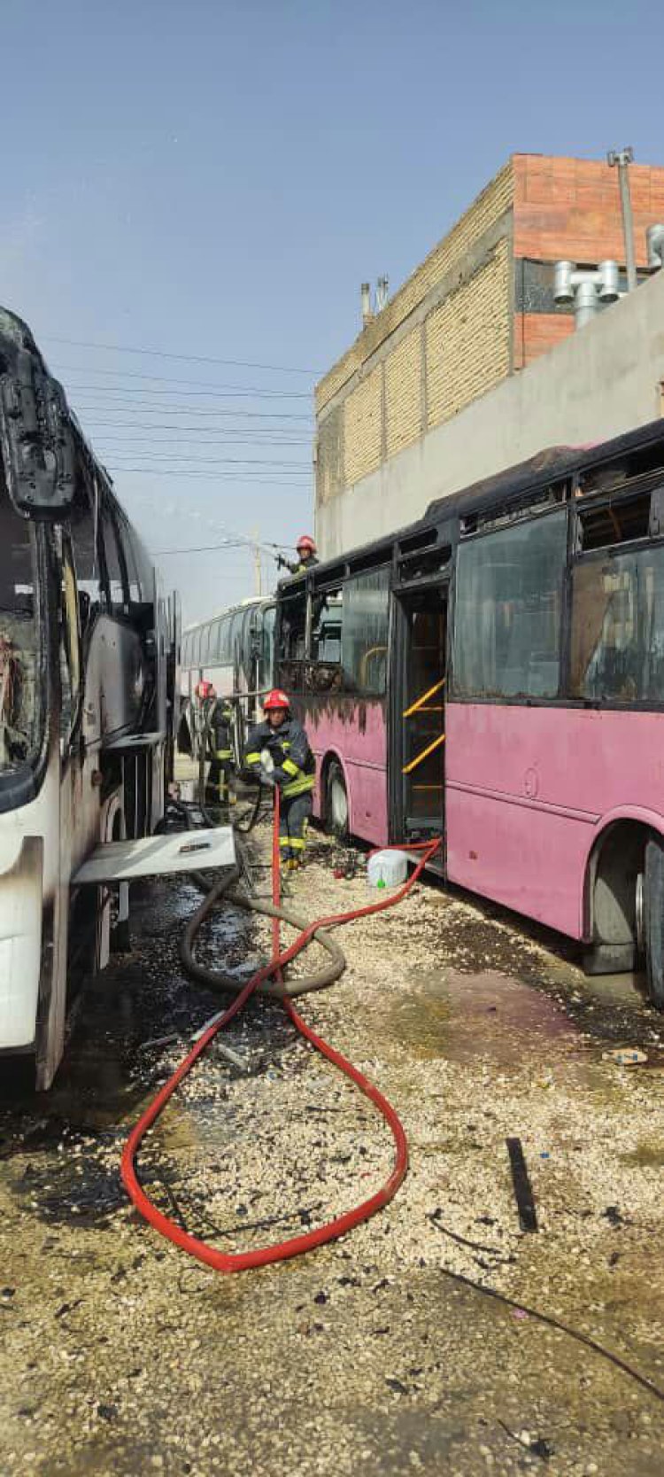 چهار دستگاه اتوبوس در گاراژ تعمیر خودروی شیراز سوخت