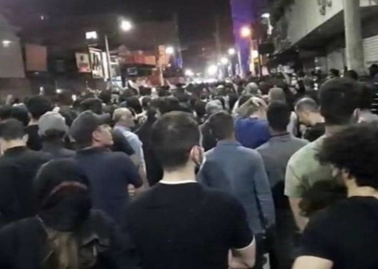 تجمع و اعتراض مردم آبادان به خاطر اصرار جمعیت برای ورود به محدوده متروپل، به خشونت کشیده شد