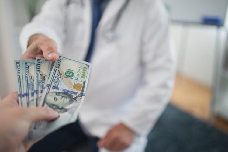 برخی پزشکان به‌جای استفاده از کارتخوان از بیمار دلار می‌گیرند!