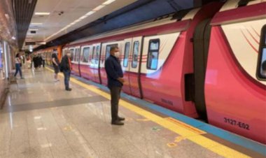 بزن بزن دو مسافر روی پله برقی در ایستگاه مترو استانبول را ببینید