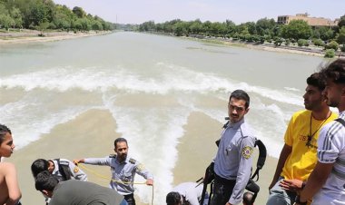 ببینید | لحظات پر التهاب نجات یک خانواده از غرق شدن در پل خواجو