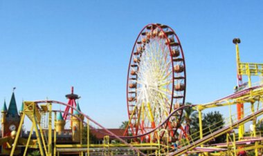 ببینید | لحظه‌ای وحشتناک از سروته ماندن در شهربازی به علت نقص فنی!