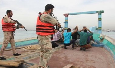 پنج متهم شناور حامل گازوئیل قاچاق در آب های قشم دستگیر شدند