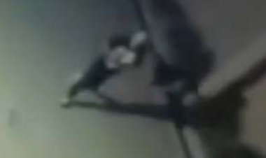 ببینید | جزئیات جدید حمله دو شرور با قمه به پلیس