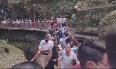 ببینید | سقوط آقای شهردار و همسرش از روی پل معلق در روز افتتاح