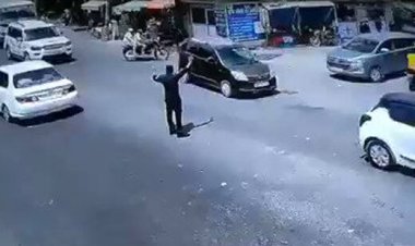 ببینید| حرکت سریع پلیس و نجات کودک از له شدن زیر چرخ‌های اتوبوس