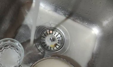 نمونه‌برداری میکروبی در منطقه "گلستان" اهواز در پی انتشار کلیپ‌های آلودگی آب