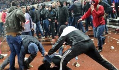 کتک خوردن پلیس توسط تماشاگران فوتبال!