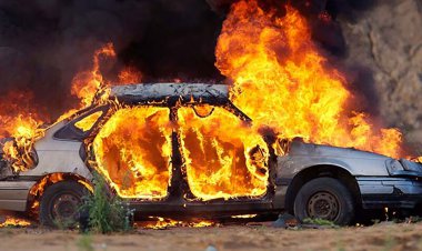 ببینید | شدت گرمای اهواز یک خودرو را به آتش کشید!