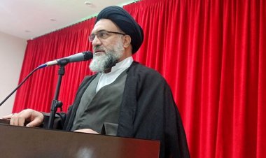 امام جمعه یاسوج: چرا باید دختر مسلمان شیعه شلوار پاره به پا کند؟