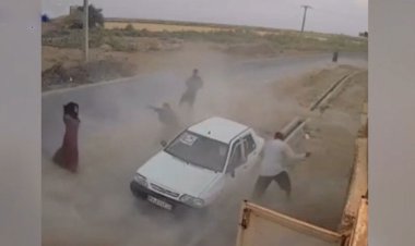 ببینید | حمله  به راننده پراید با بیل و کلنگ