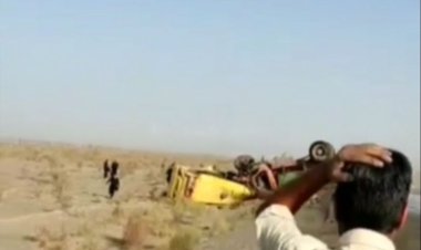 لحظه برخورد هولناک کامیون تانکر آب با مینی‌بوس حامل کارگران معدن