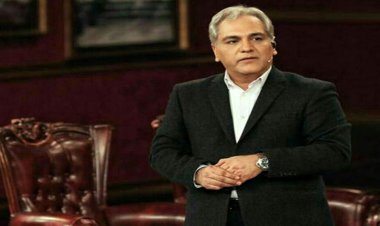 زیرمیزی دادن نیکبخت به مهران مدیری وسط برنامه دورهمی+ فیلم